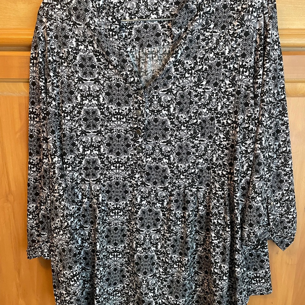Db Established 1962 Floral Black and White Women's Top
